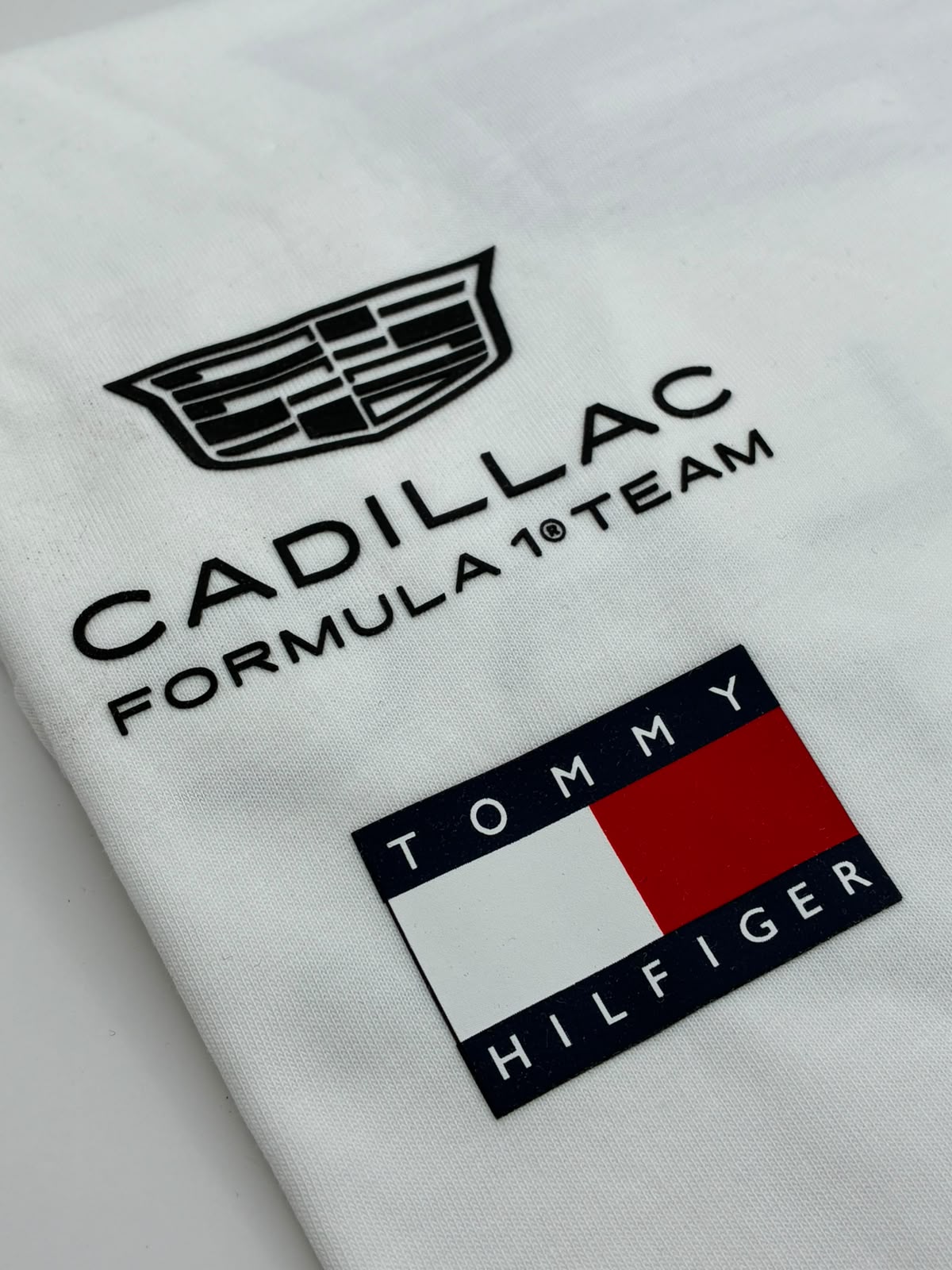 Playera Oficial Equipo Cadillac Tommy Hilfiger F1 2026 — Corte Dama