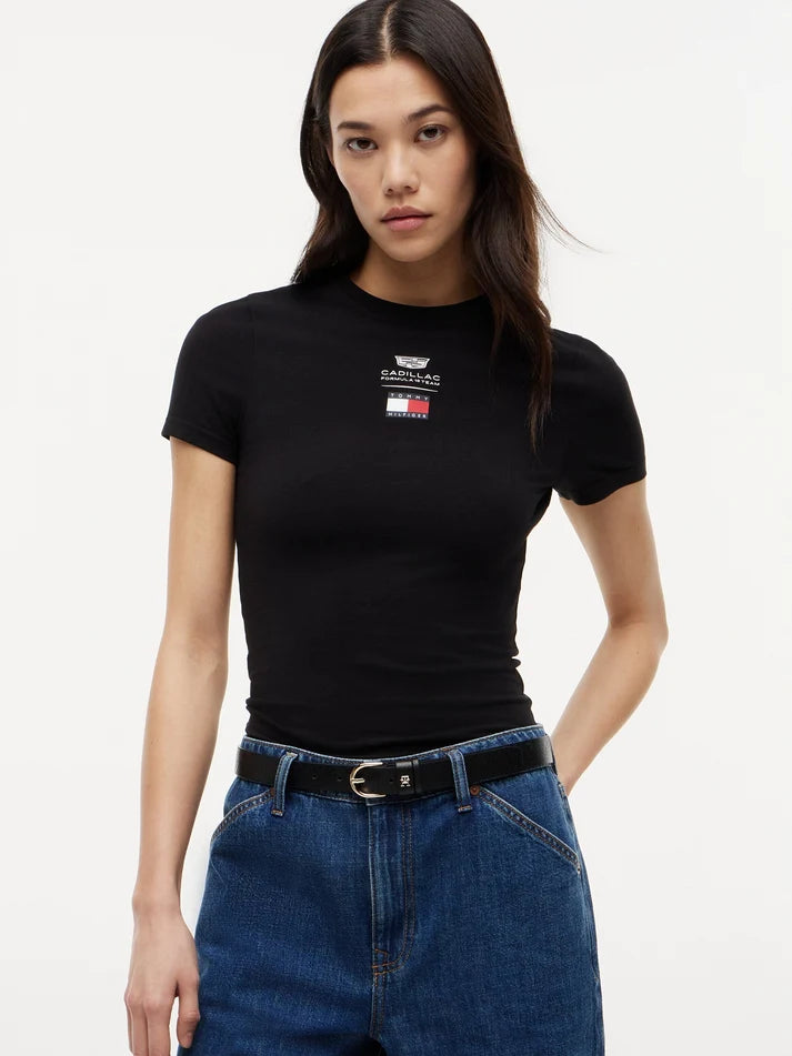 Playera Oficial Tommy Hilfiger Logo Cadillac F1 2026 — Corte Dama (Negra)